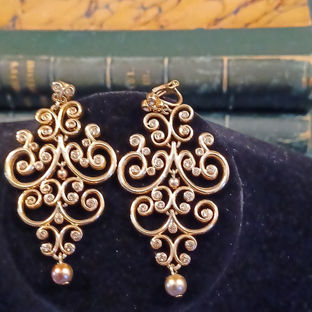 Women's earrings